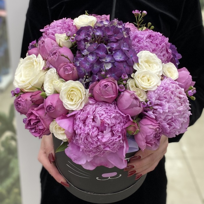 Композиция Кошечка с пионами и розами