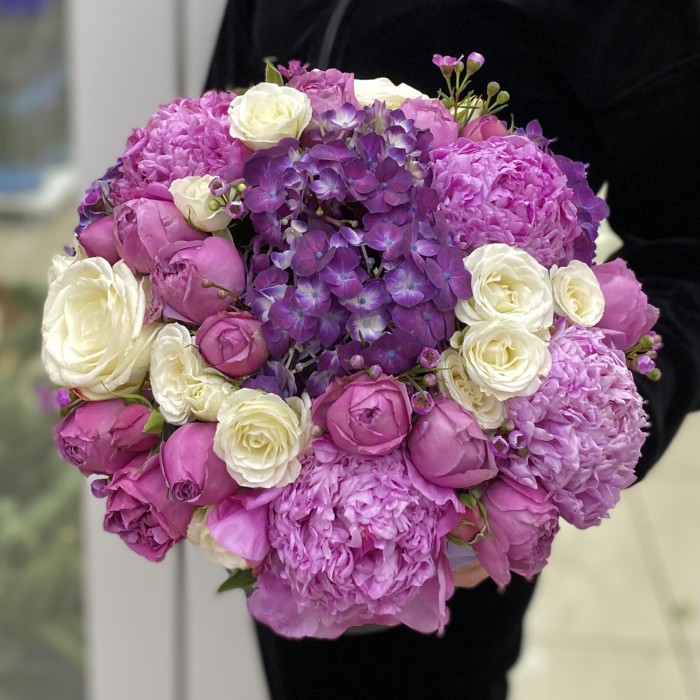 Композиция Кошечка с пионами и розами