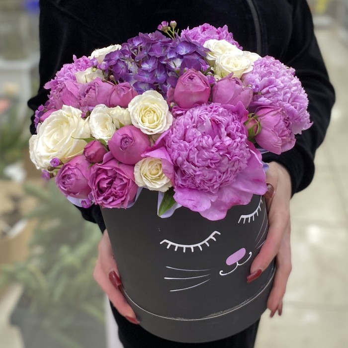 Композиция Кошечка с пионами и розами