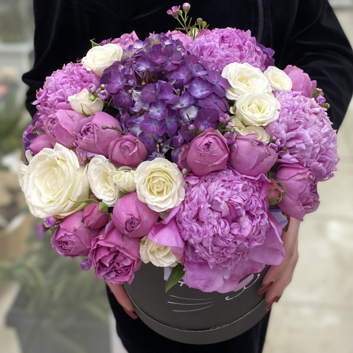 Композиция Кошечка с пионами и розами