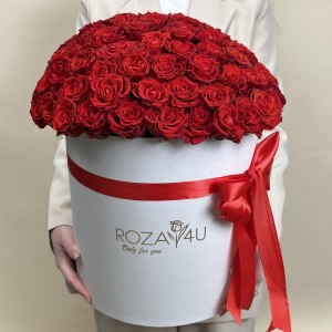 Букет дня  в коробке с розами Яркое настроение