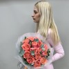 15 Кораллово-розовых роз Суперстейшн 50 см с эвкалиптом