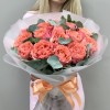 15 Кораллово-розовых роз Суперстейшн 50 см с эвкалиптом