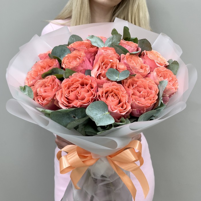15 Кораллово-розовых роз Суперстейшн 50 см с эвкалиптом