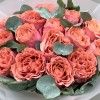 15 Кораллово-розовых роз Суперстейшн 50 см с эвкалиптом
