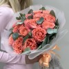15 Кораллово-розовых роз Суперстейшн 50 см с эвкалиптом