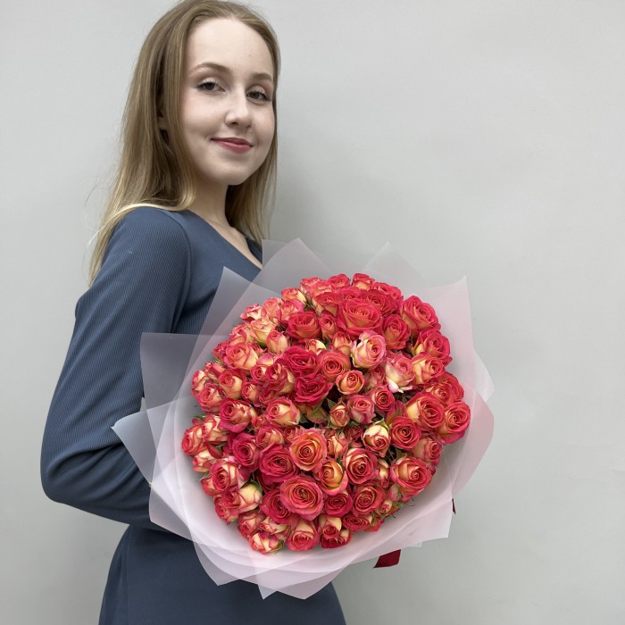 25 кустовых роз Саммер Дэнс 50 см