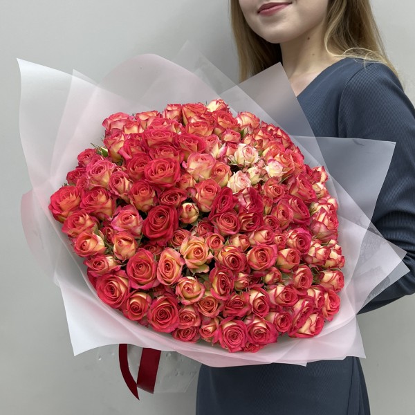 35 кустовых роз Саммер Дэнс 50 см