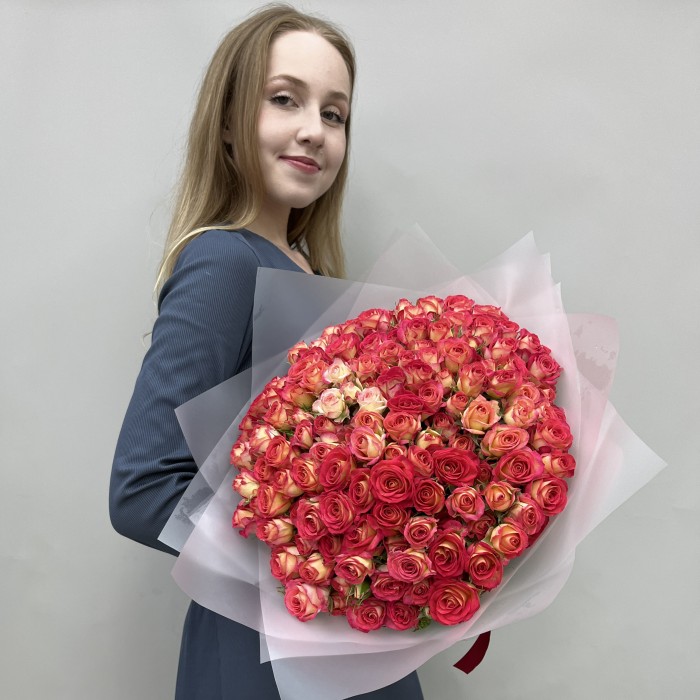 35 кустовых роз Саммер Дэнс 50 см