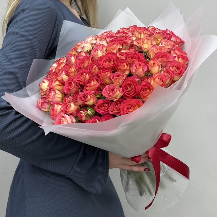 35 кустовых роз Саммер Дэнс 50 см