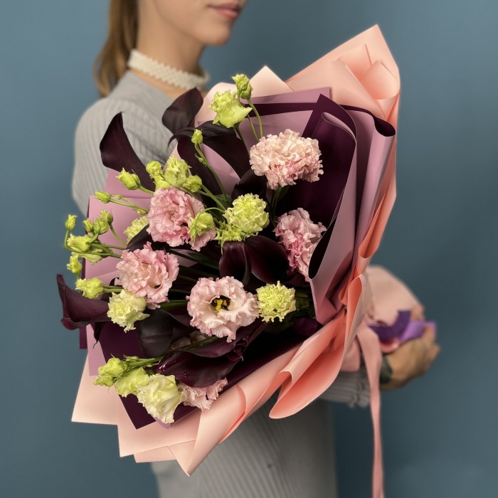 11 фиолетовых калл с эустомой