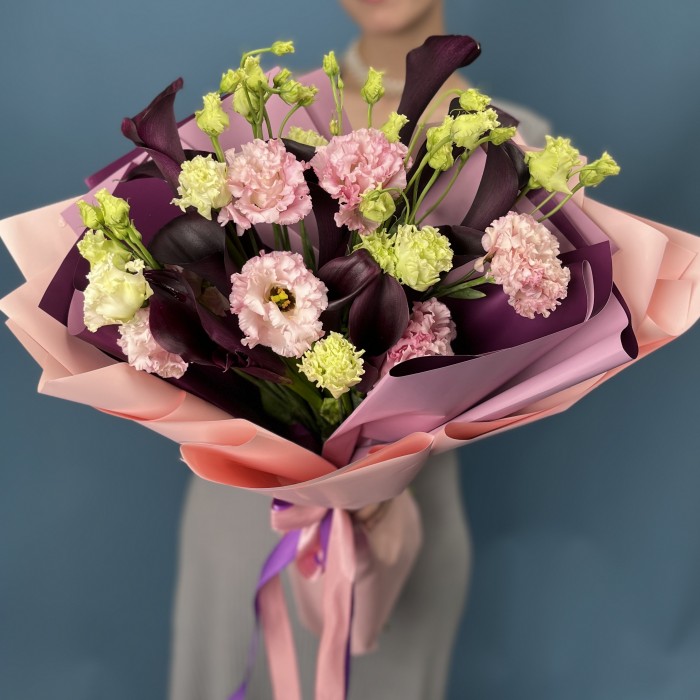 11 фиолетовых калл с эустомой