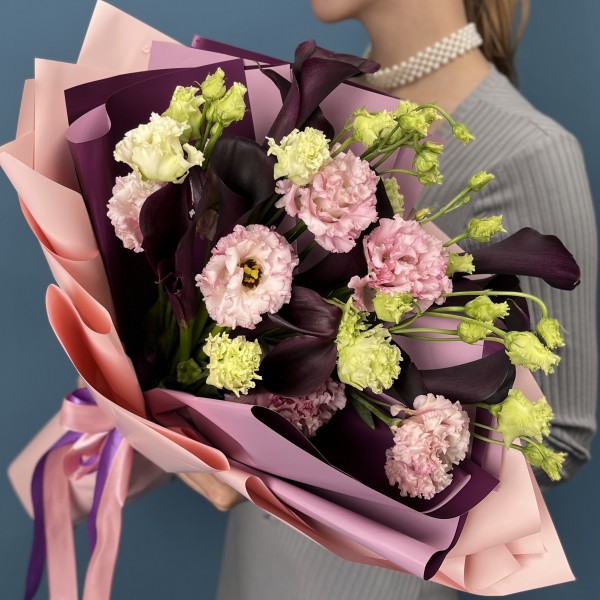 11 фиолетовых калл с эустомой