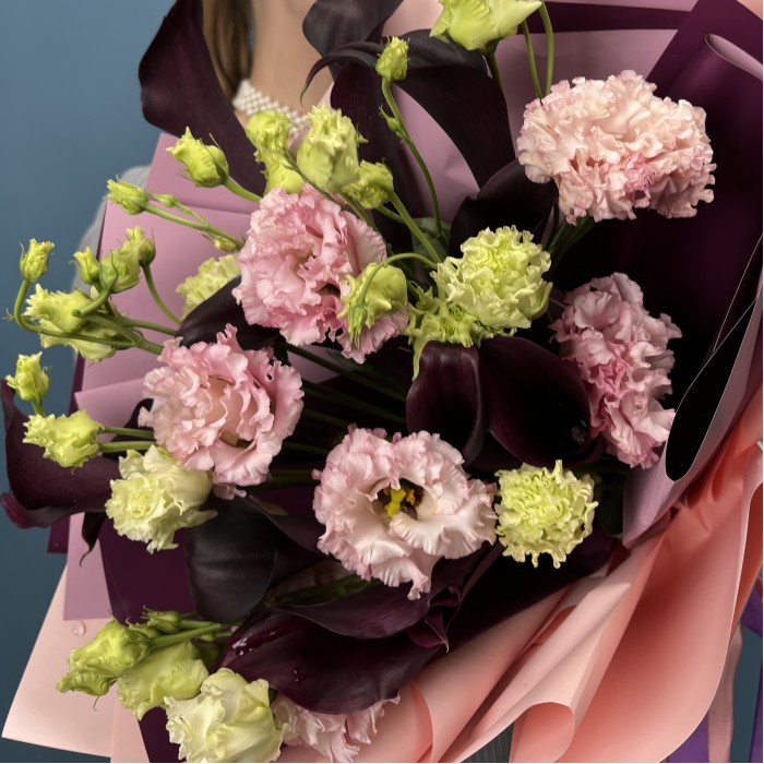 11 фиолетовых калл с эустомой