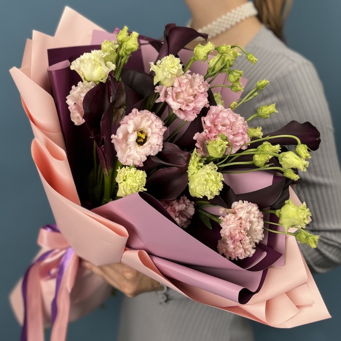 11 фиолетовых калл с эустомой