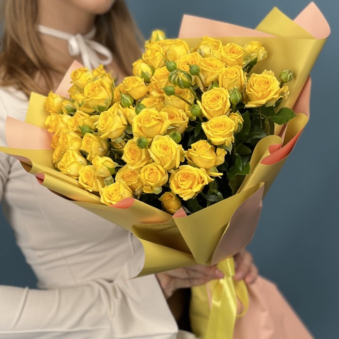 11 кустовых желтых роз Еллоу Бейби 50 см