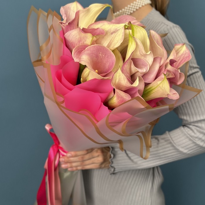 15 бело-розовых калл