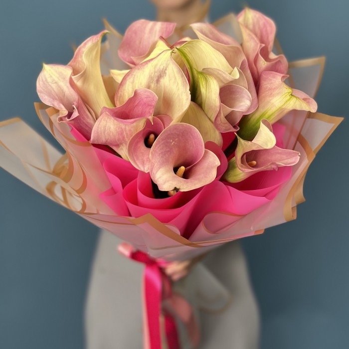 15 бело-розовых калл