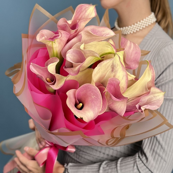 15 бело-розовых калл