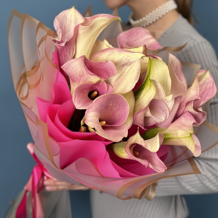 15 бело-розовых калл