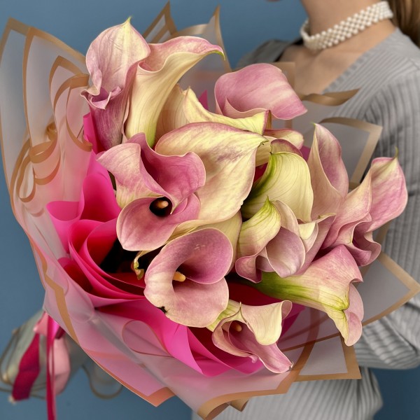 15 бело-розовых калл