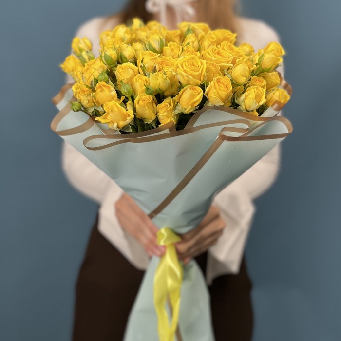 15 кустовых желтых роз Еллоу Бейби 50 см