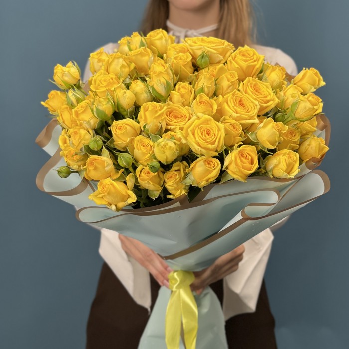 15 кустовых желтых роз Еллоу Бейби 50 см