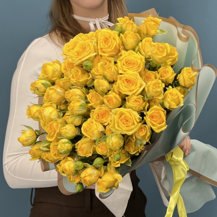 15 кустовых желтых роз Еллоу Бейби 50 см