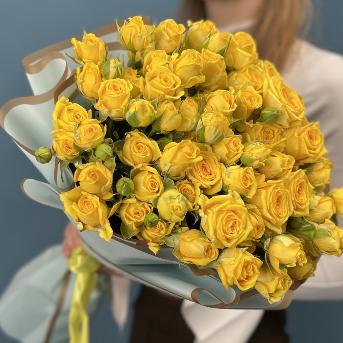 15 кустовых желтых роз Еллоу Бейби 50 см