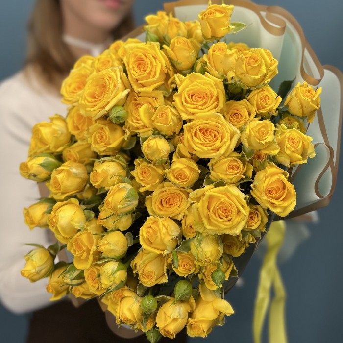 15 кустовых желтых роз Еллоу Бейби 50 см
