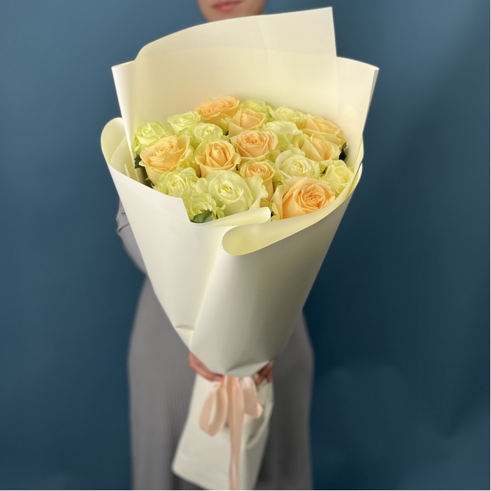 19 белых и персиковых роз 60 см