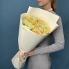 19 белых и персиковых роз 60 см