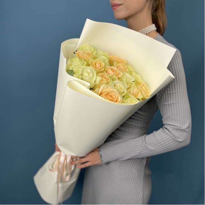 19 белых и персиковых роз 60 см