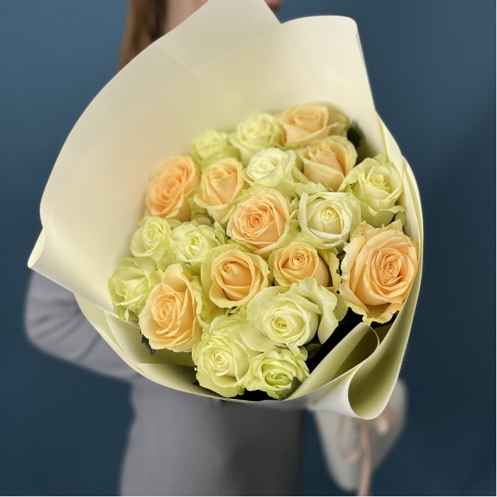 19 белых и персиковых роз 60 см