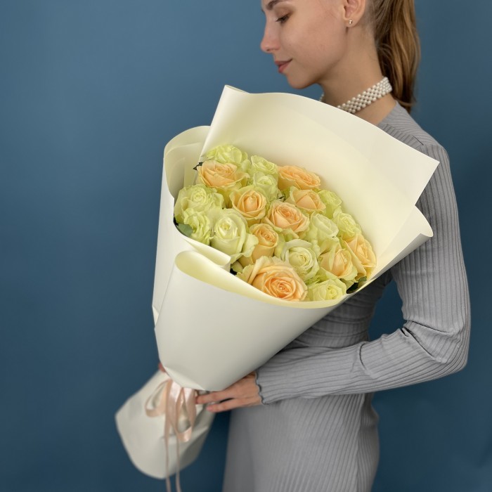 19 белых и персиковых роз 60 см