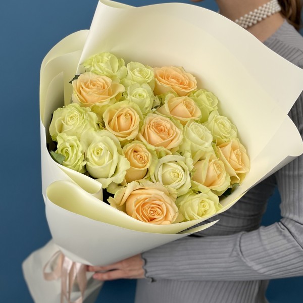 19 белых и персиковых роз 60 см
