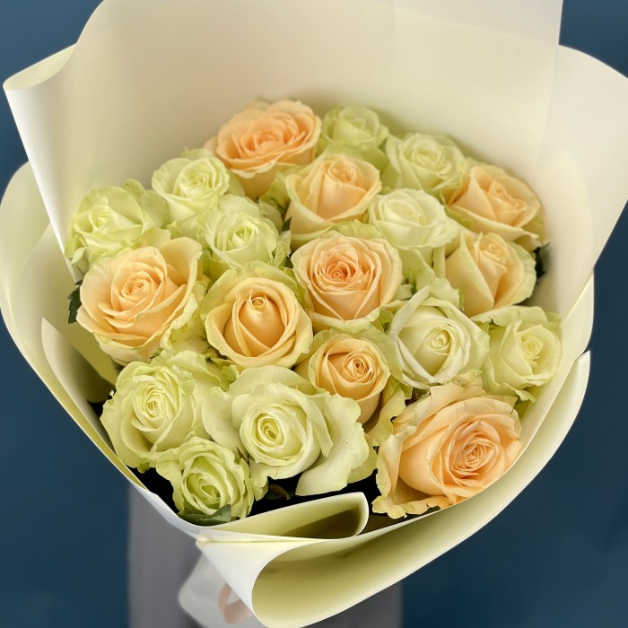 19 белых и персиковых роз 60 см