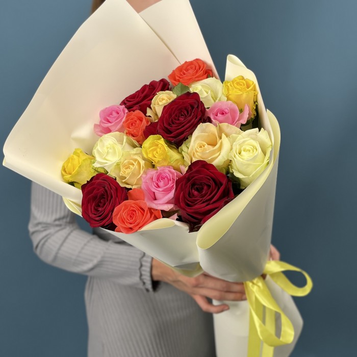 19 ярких роз MIX 60 см