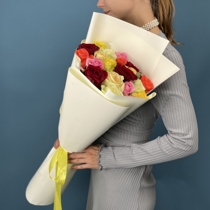 19 ярких роз MIX 60 см