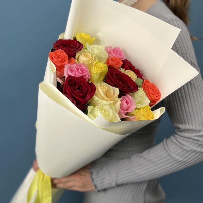 19 ярких роз MIX 60 см
