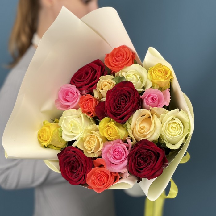19 ярких роз MIX 60 см