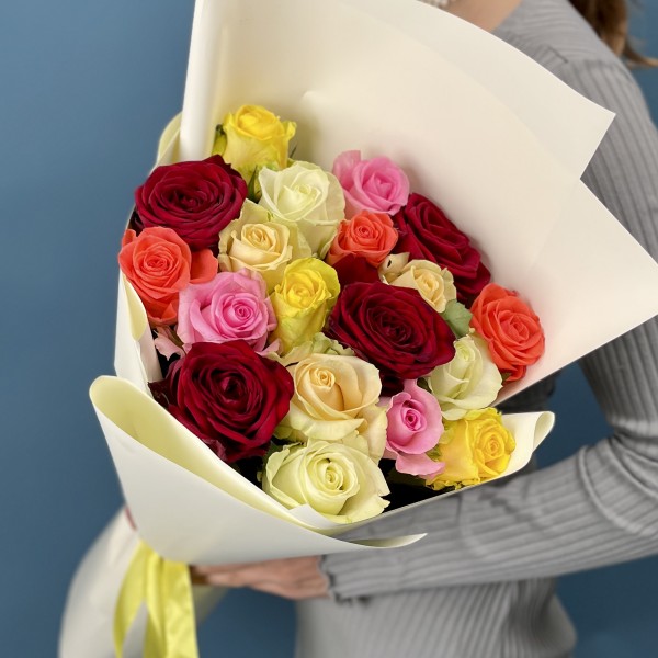 19 ярких роз MIX 60 см