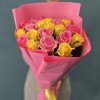 19 желтых и розовых роз 60 см