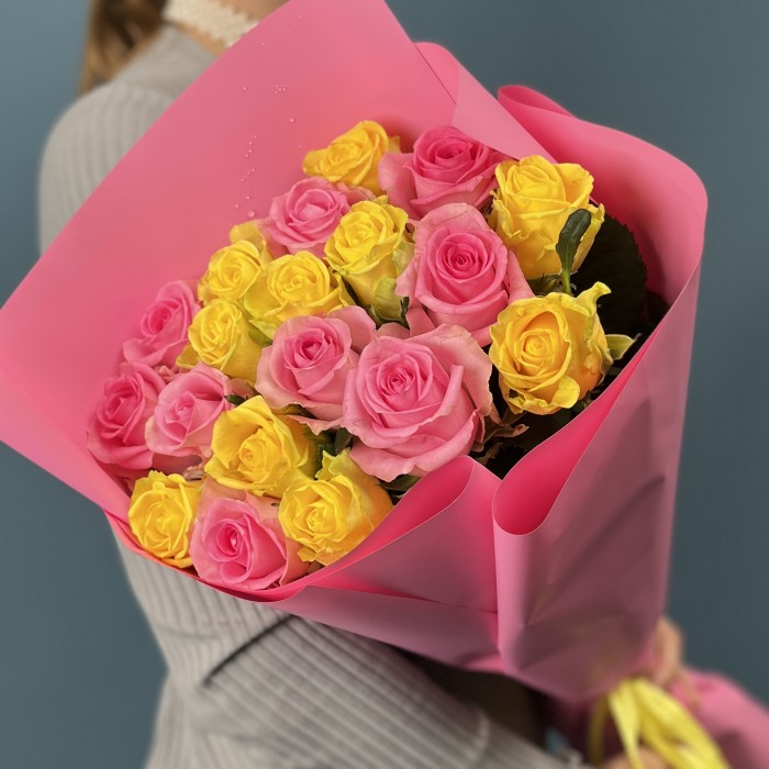 19 желтых и розовых роз 60 см