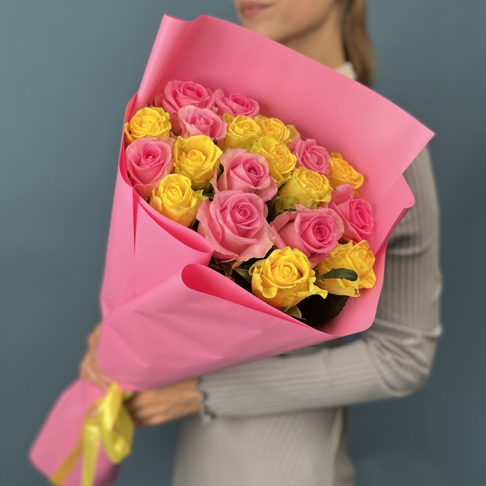 19 желтых и розовых роз 60 см