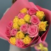 19 желтых и розовых роз 60 см