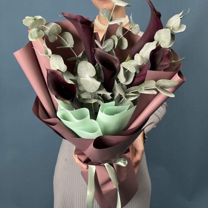 5 фиолетовых калл с эвкалиптом