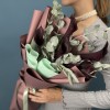 5 фиолетовых калл с эвкалиптом