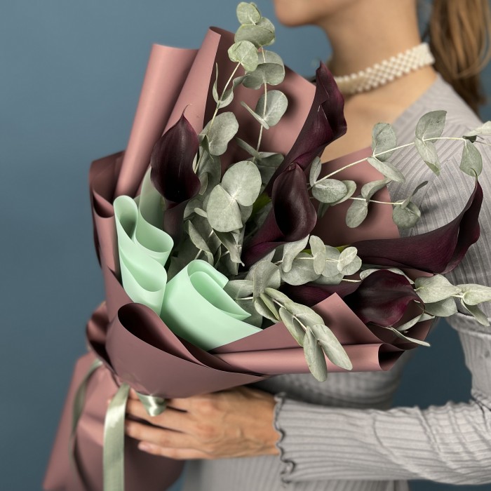 5 фиолетовых калл с эвкалиптом