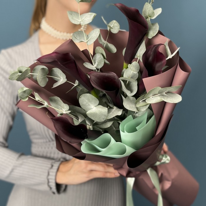 5 фиолетовых калл с эвкалиптом